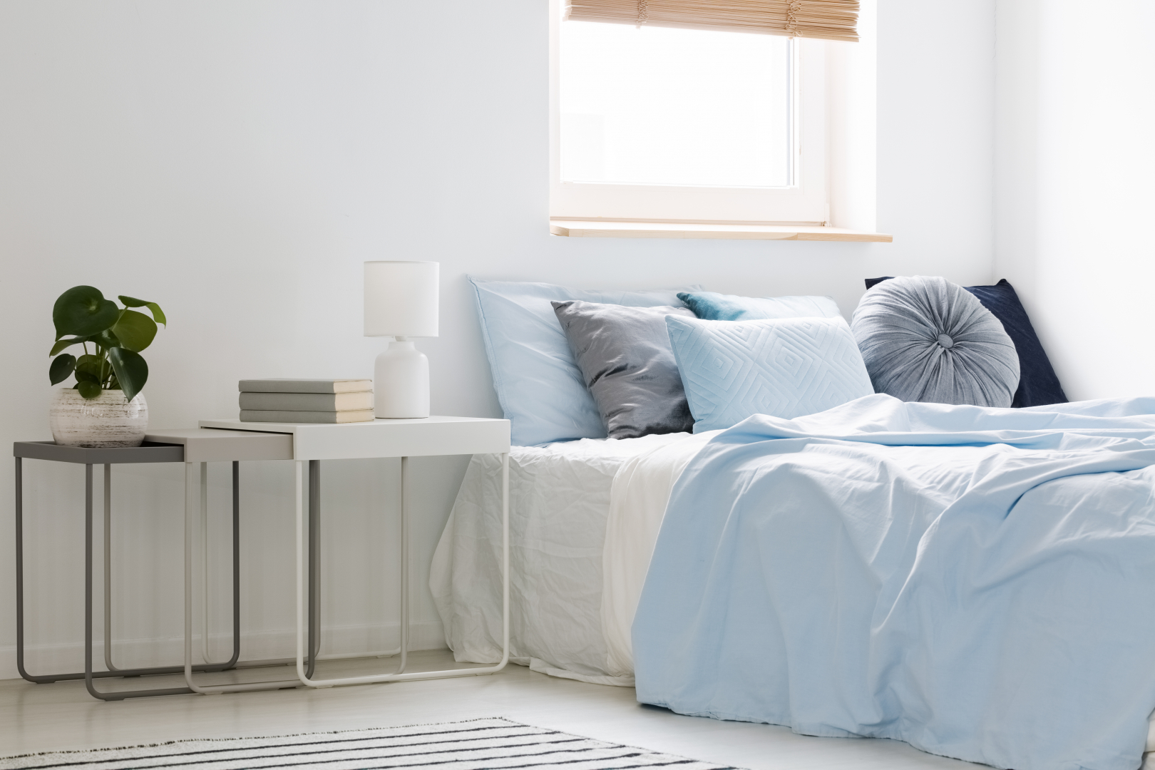 hálószoba, kék-fehér ágynemű